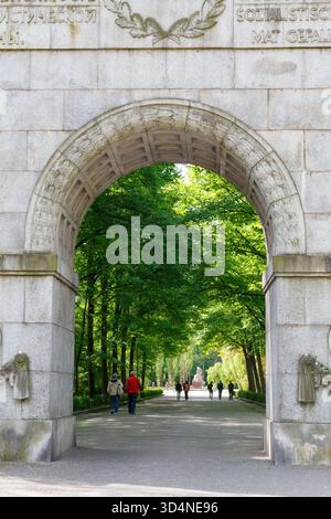 Der Bogengang zum sowjetischen Kriegsdenkmal, Treptow, Berlin Stockfoto