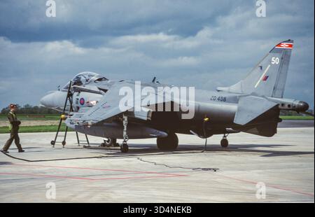 Britische Oldtimer-Jagdflugzeuge der Aerospace Harrier GR7 für schnelle Jet-Attack- und Kampfflugzeuge bei RAF Wittering im Jahr 1998. Stockfoto