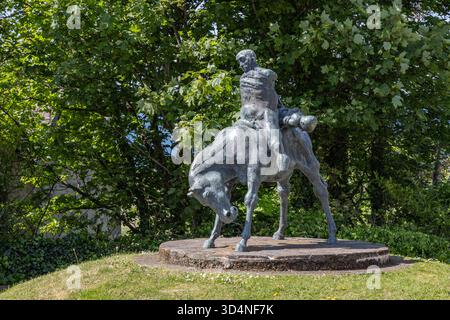 Harlech, Gwynedd, Wales, Vereinigtes Königreich. Mai 2025. Die Skulptur „zwei Könige“ auf Harlech Castle, von König Bendigeidfran mit dem Körper seines Neffen, Stockfoto