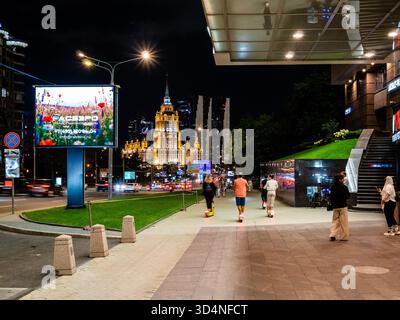 Moskau, Russland - 15. August 2025: Blick auf die New Arbat Avenue und den Wolkenkratzer des Radisson Hotels im Hintergrund in der Moskauer Stadt in der Sommernacht Stockfoto