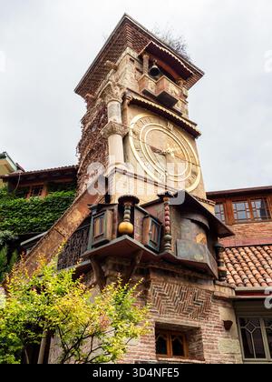 Tiflis, Georgien - 3. Juni 2025: Uhrenturm des Staatlichen Puppentheaters, benannt nach Rezo Gabriadze in Tiflis Stadt am bewölkten Sommertag Stockfoto