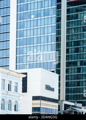 Batumi, Georgia - 7. Juni 2025: Wände des Hilton Hotelgebäudes in Batumi City, Georgia am Sommertag Stockfoto