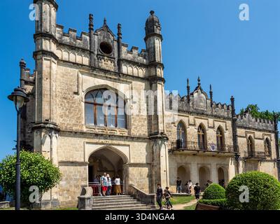 Zugdidi, Georgien - 8. Juni 2025: Touristen im Eingang zum Palast der Prinzessin Ekaterine in der Residenz des Dadiani-Palastes in Zugdidi, Samegrelo-Zemo Svaneti r Stockfoto