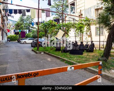 Batumi, Geotgia - 12. Juni 2925: Eingang zum Innenhof des mehrstöckigen Stadtgebäudes in Batumi City am Sommertag, Georgia Stockfoto