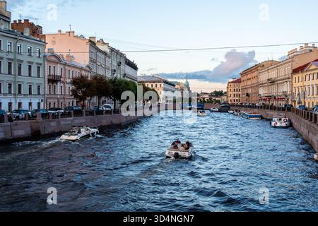 Sankt Petersburg, Russland - 18. August 2025: Blick auf den Fluss Moyka mit Booten in Sankt Petersburg, Russland im Sommerabenddämmern Stockfoto