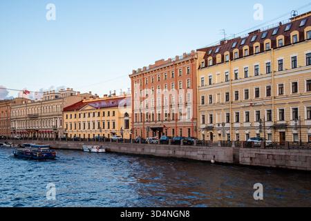 Sankt Petersburg, Russland - 18. August 2025: Fluss Moyka in Sankt Petersburg Stadt, Russland im Sommerabend Dämmerung Stockfoto