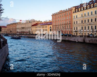 Sankt Petersburg, Russland - 18. August 2025: Blick auf den Fluss Moyka und die Uferpromenade in Sankt Petersburg, Russland in der Sommerabenddämmerung Stockfoto