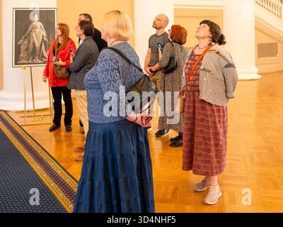 Sankt Petersburg, Russland - 21. August 2025: Besucher im Tauridpalast in Sankt Petersburg. Im Tauride Palace befindet sich die interparlamentarische Versammlung des Stockfoto