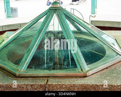 Heißes, natürliches Mineralwasser überdachtes Glasdach im Central Park in Borjomi Resort Town, Georgia an sonnigen Sommertagen Stockfoto