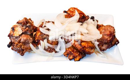 Georgianisches Lamm Schaschlik Mtsvadi auf weißem Tellerausschnitt auf weißem Hintergrund Stockfoto