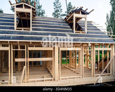 Bau eines neuen Holzhauses in der Stadt Mestia in der Nähe des Flusses Mulkhra in der Provinz Samegrelo-Zemo Svaneti in Georgien im Sommerabendlicht Stockfoto