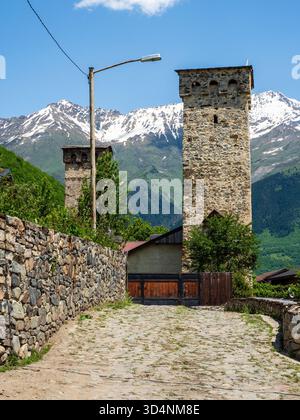 Straße mit alten svan-Türmen in der Stadt Mestia in der Provinz Samegrelo-Zemo Svaneti in Georgien am sonnigen Sommertag Stockfoto