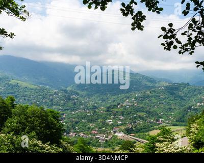 Bewölkter Himmel über grünen Bergen, Blick vom Erge Mount, Adjara, Georgia an sonnigen Sommertagen Stockfoto