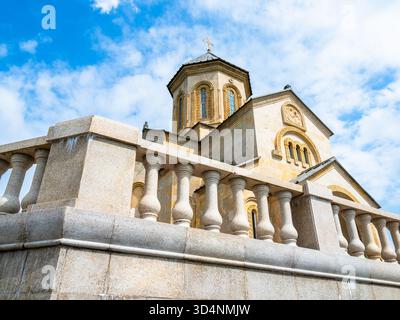 Blick von unten auf die Heilige Dreifaltigkeitskirche im Kloster Tsminda Sameba in Batumi an sonnigem Sommertag, Georgia, Sameba Mount Stockfoto