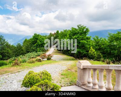 Aussichtsplattform im Kloster Tsminda Sameba in Batumi am sonnigen Sommertag, Georgia, Sameba Mount Stockfoto