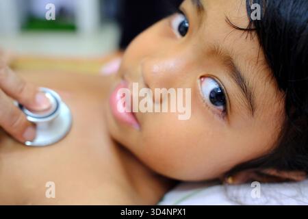 Kinderpavillon, geführt von katholischen Dominikanern. Kostenlose Behandlung von Kindern mit angeborenen Herzfehlern. Ärztliche Beratung. Stockfoto