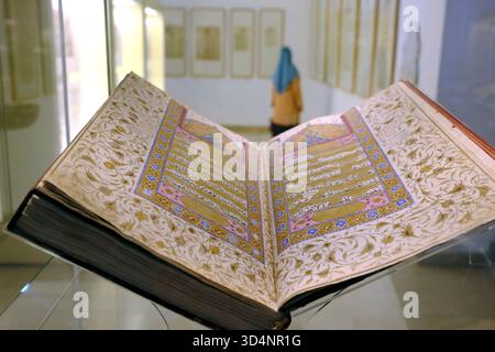 Museum Der Islamischen Künste. Koran auf arabisch. Iran, 17. Jahrhundert. Kuala Lumpur. Malaysia. Stockfoto