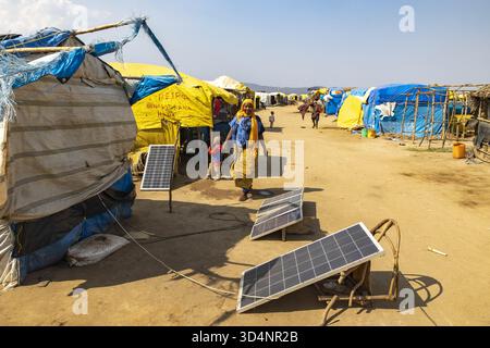 Solarpaneele in einem Angellager am Ufer des Eyasi-Sees in Tansania. Stockfoto