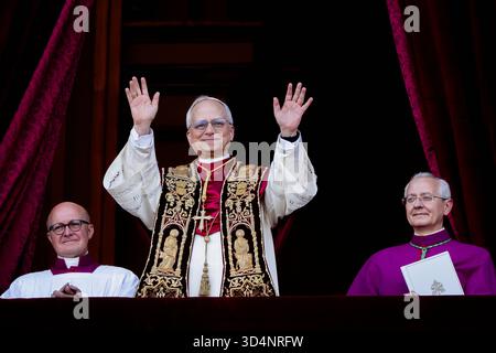 Der neu gewählte Papst Leo XIV., Robert Prevost, kommt zum ersten Mal auf dem zentralen Loggienbalkon des Petersdoms an. Stockfoto