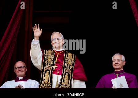 Der neu gewählte Papst Leo XIV., Robert Prevost, kommt zum ersten Mal auf dem zentralen Loggienbalkon des Petersdoms an. Stockfoto