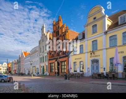 Cafés und Restaurants am Marktplatz in der Altstadt, Wismar, Mecklenburg-Vorpommern, Deutschland Stockfoto