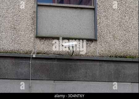 CCTV-Kamera an der Außenseite eines Gebäudes, Großbritannien Stockfoto