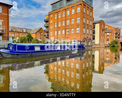 Worcester, Worcestershire, England, Großbritannien - 24. August 2025: Schmales Boot, das in Worcester am Worcester and Birmingham Canal ankert. Stockfoto