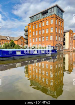 Worcester, Worcestershire, England, Großbritannien - 24. August 2025: Schmales Boot, das in Worcester am Worcester and Birmingham Canal ankert. Stockfoto