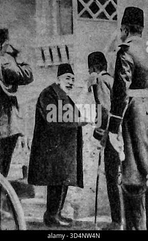 Seite aus Le Miroir, 23. Januar 1916, zeigt den Sultan Sultan Mehmed V., der von deutschen Offizieren begrüßt wird, während sie das Freitagsgebet während des Ersten Weltkriegs begleiten. Die Szene spiegelt den wachsenden deutschen Einfluss innerhalb der osmanischen Flotte wider, als beide Mächte ihre Kriegsallianz stärkten. Veröffentlicht während der frühen Dardanellen-Phase. Stockfoto