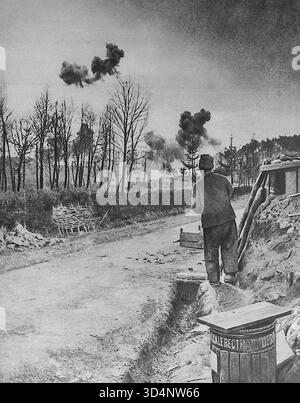 Seite aus Le Miroir, wo französische Truppen während des 1. Weltkriegs einen Artilleriebeschuss in der Nähe von Beauséjour an der Champagnerfront beobachten. Explodierende 105-mm-Granaten erheben sich über zertrümmerten Wäldern und Vordächern. Beausñ1916, ein kleiner Bauernhof in der Marne bei Massiges und Perthes-lËs-Hurlus, erlebte 1915 schwere Kämpfe an der Westfront. ( Stockfoto