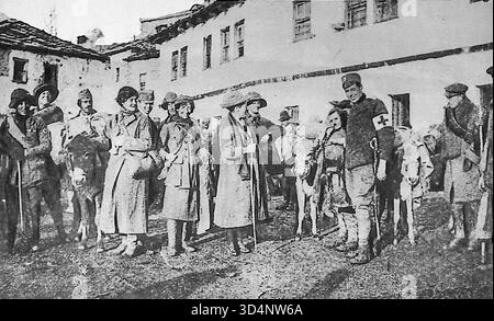 Ab Le Miroir, 23. Januar 1916. Britische Krankenschwestern, die während des 1. Weltkriegs das feindliche Albanien überquerten, erreichen Montenegro mit ihren Begleittieren und Packtieren. Die Gruppe wird von einem Arzt namens Mac Gregor geleitet. Ein Krankenwagen war unterwegs aufgegeben worden. Ihre Ankunft unterstreicht die extreme Schwierigkeit des Rückzugs auf dem Balkan, der im Winter oft zu Fuß durchgeführt wird. Stockfoto