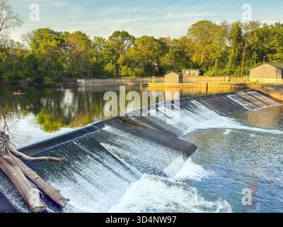 Radyr, Cardiff, Wales, Vereinigtes Königreich - 29. April 2025: Panoramablick auf das Wehr bei Radyr am Stadtrand von Cardiff. Im Hintergrund befindet sich der Hydroelect Stockfoto