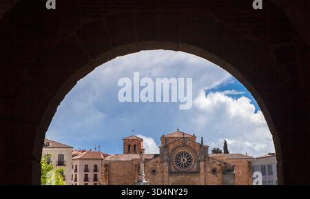 Kirche San Pedro unter dem Bogen des Alcazar-Tors, romanische Kirche in Avila, Kastilien und Leon, Spanien Stockfoto