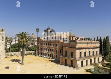 Historische maurische Festung mit dem roten Palast Palacio de Villavicencio, Alcazar de Jerez de la Frontera, Cadiz, Andalusien, Spanien Stockfoto