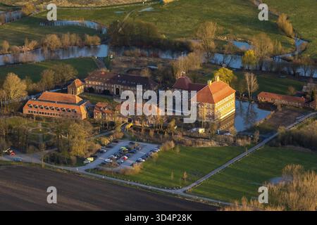 Die Burg Oberwerries ist eine zweiflügelige Wasserburg in der Lippaue des Landkreises Hamm-Heessen. Gefüllte Transplantate nach dem Bau, Stockfoto