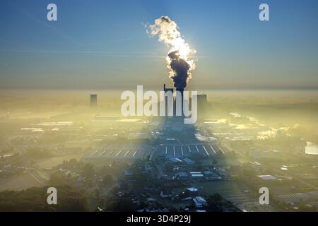 Luftaufnahme, RWE Kohlekraftwerk Westfalen, Morgeneindruck, im Vergleich zum blauen Himmel und Kraftwerksrauch, Kühlturm, Hamm, Ruhrgebiet Stockfoto