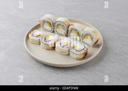 Essen, Sushi-Lieferung. Satz Rollen in einer Einwegverpackung auf schwarzem Hintergrund Stockfoto