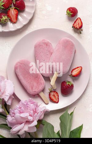 Essen, cremige Beeren, Eis-Dessert mit süßem und natürlichem Eis, Blick von oben, rosa Background Stockfoto