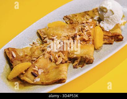 Essen, Pfannkuchen in Honigsirup mit mendal und Eis Stockfoto