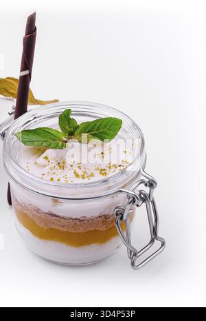 Essen, Tiramisu im Glas mit Mango Stockfoto