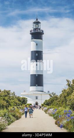 Der Leuchtturm von Chassiron mit schwarz-weißen Streifen am blauen Himmel auf der Insel Oleron in Frankreich Stockfoto