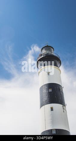 Der Leuchtturm von Chassiron mit schwarz-weißen Streifen am blauen Himmel auf der Insel Oleron in Frankreich Stockfoto