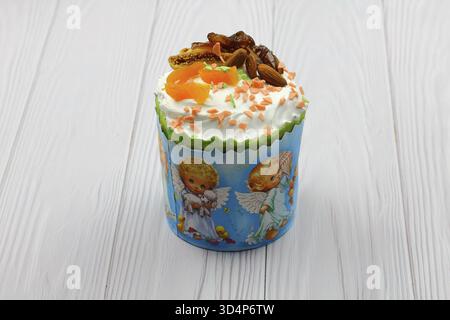 Essen, Traditioneller Russischer Ukrainischer Osterkuchen Kulich. Orthodoxes christliches Osterbrot oder Osterkuchen mit Zuckerguss Stockfoto