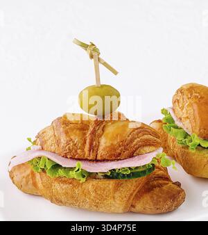 Essen, frische Croissants gefüllt mit Schinken und Käse Stockfoto