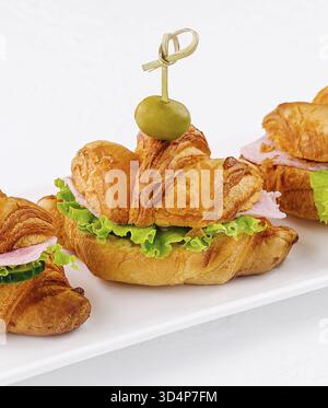 Essen, frische Croissants gefüllt mit Schinken und Käse Stockfoto