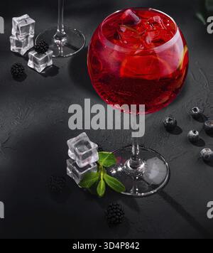 Essen, Sangria-Cocktails mit Eiswürfeln und Minze Stockfoto