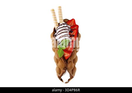 Food, Bubble Waffle: Nahaufnahme von verschiedenen Eiskegeln mit verschiedenen Geschmacksrichtungen von Eis, Keksen und Streuseln in einem Display in einem Eiskrea Stockfoto