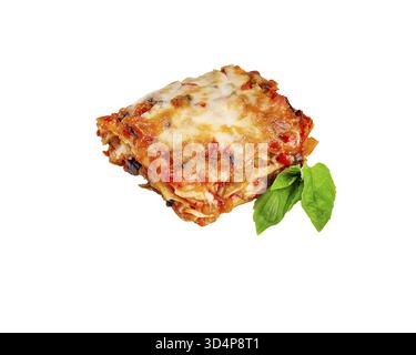 Essen, Nahaufnahme einer traditionellen Lasagne aus gehackter Bolognesesauce mit Basilikumblättern, serviert auf einem weißen Teller Stockfoto