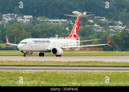 Zürich, Schweiz, 5. August 2025 TC-LCO Turkish Airlines Boeing 737-MAX-8 fährt zum Gate Stockfoto