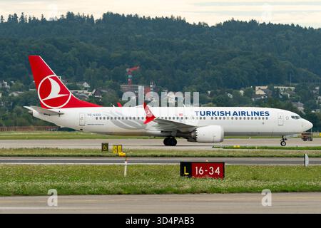 Zürich, Schweiz, 5. August 2025 TC-LCO Turkish Airlines Boeing 737-MAX-8 fährt zum Gate Stockfoto